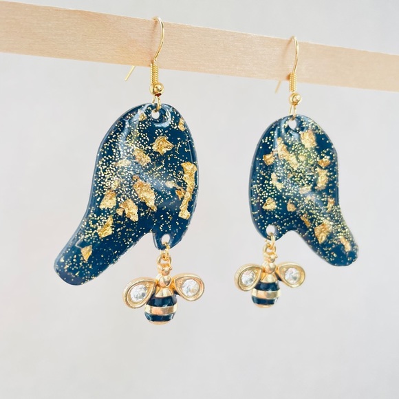 Bee dangle earrings - Picture 2 of 3